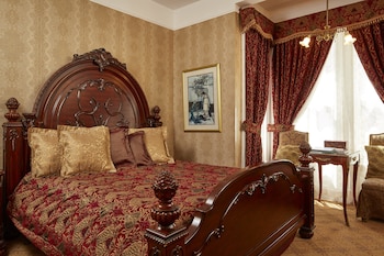 Deluxe Room, 1 King Bed, Fireplace