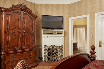 Deluxe Room, 1 King Bed, Fireplace