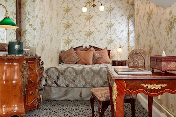 Standard Room, 1 Queen Bed