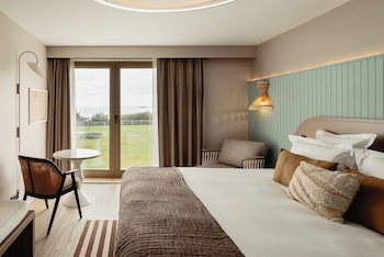 Garden level Classic Room with terrace - partial sea view