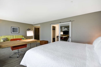 Studio, 1 King Bed, Accessible (Hearing)