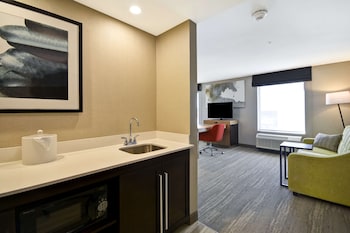 Studio, 1 King Bed, Refrigerator & Microwave (Wet Bar)