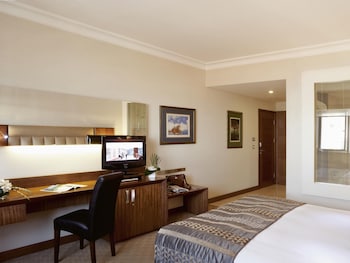 Superior Room, 1 King Bed, Partial Sea View