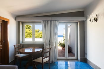 Suite, Sea View