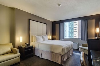 Intimate Queen Room