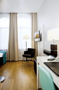 Standard Room (Queen)