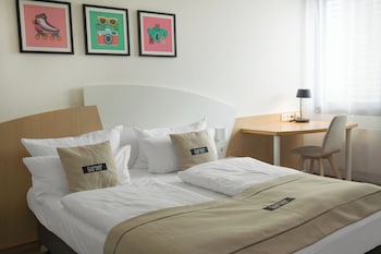 Standard Room, 1 Queen Bed