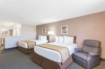 Room, 2 Queen Beds, Non Smoking (Mobility/Hearing/Roll-In Shower)