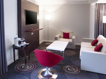 Family Room, 1 King Bed with Sofa bed