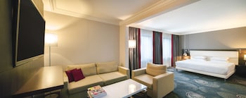 Family Room, 1 King Bed with Sofa bed