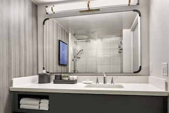 Room, 1 King Bed (Mobility/Hearing Access, Roll-in Shwr)
