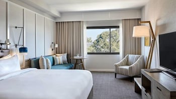 Room, 1 King Bed (Mobility/Hearing Access, Roll-in Shwr)