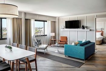 Executive Suite, 1 King Bed with Sofa bed, Balcony, Golf View (Mobility Accessible, Tub)