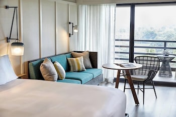 Room, 1 King Bed, Balcony, Golf View (Hearing Accessible)