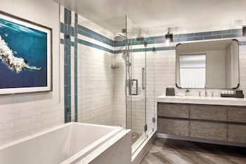 Room, 1 King Bed (Mobility/Hearing Accessible, Tub)