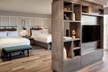Executive Suite, 1 King Bed with Sofa bed, Balcony, Golf View (Mobility Accessible, Tub)