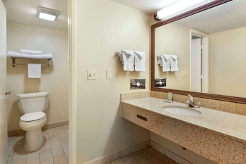 Standard Room, 2 Queen Beds, Non Smoking, Refrigerator & Microwave (Pet Friendly)