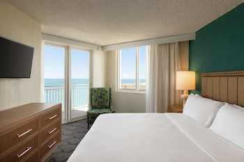 Deluxe Suite, 1 King Bed, Oceanfront, Accessible Roll-in Shower, Corner Wraparound Balcony