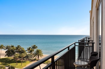 Suite, 1 King Bed, Partial Oceanview, Sit Down Balcony