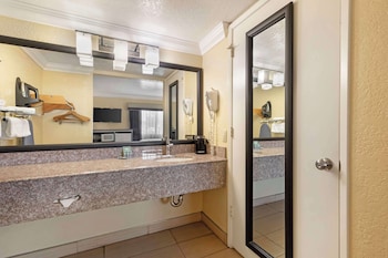 Standard Room, 1 Queen Bed, Accessible, Bathtub