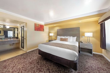 Standard Room, 1 Queen Bed, Accessible, Bathtub