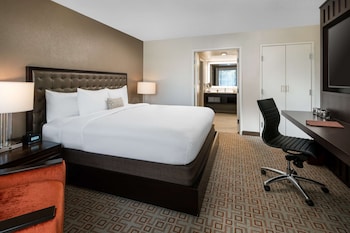 Room, 1 King Bed, Accessible, Bathtub (Mobility & Hearing, Corner)