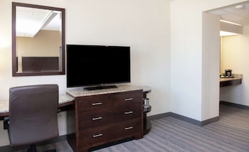 Room, 1 King Bed, Accessible, Bathtub (Mobility & Hearing)