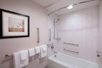 Room, 2 Queen Beds, Accessible, Bathtub