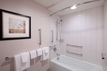 Room, 2 Queen Beds, Accessible, Bathtub