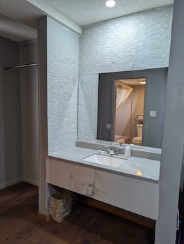Room, 1 King Bed, Refrigerator & Microwave