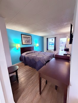 Room, 1 King Bed, Refrigerator & Microwave