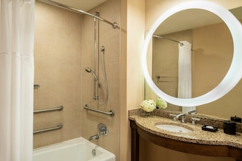 Club Room, 1 King Bed, Accessible, Bathtub