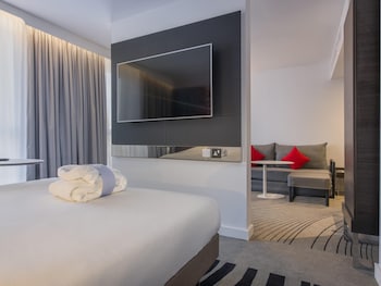 Junior Suite, 1 Queen Bed with Sofa bed