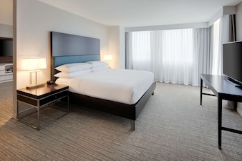 Suite, 1 King Bed, Accessible (Hearing, Roll-in Shower)