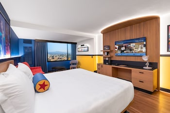 Premium View - Club Level - King Bed and pull out sofa