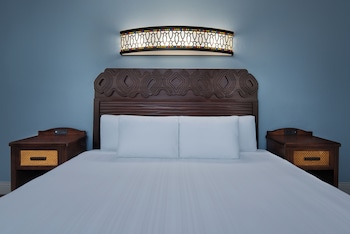 King Bed. Hearing accessible - visual alarms and notifications. 1 king bed.