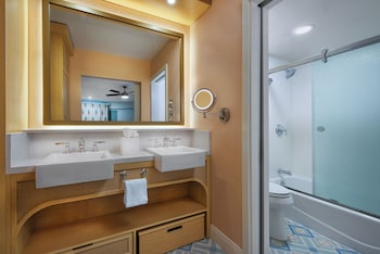 Standard View - 5th Sleeper. Hearing accessible - visual alarms and notifications. 2 queen beds ( or