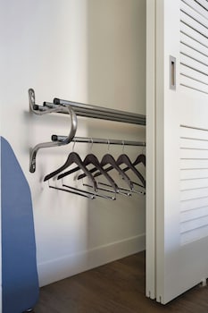 Room, 1 King Bed (Mobility/Hearing Access, Roll-In Shwr)