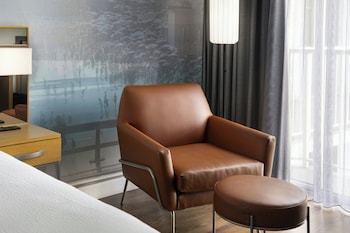 Room, 1 King Bed (Mobility/Hearing Access, Roll-In Shwr)
