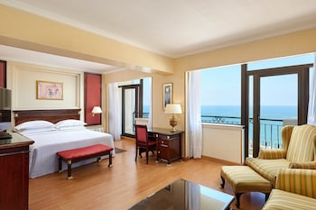 Club Suite, 1 Queen Bed, Smoking, Garden View