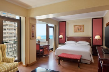 Club Suite, 1 Queen Bed, Smoking, City View