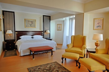 Club Suite, 1 Queen Bed, Smoking, City View