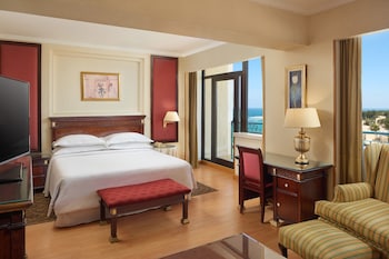 Club Suite, 1 Queen Bed, Smoking, Garden View