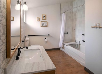 Standard Room, 1 King Bed, Accessible, Bathtub