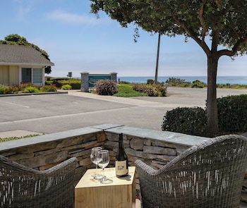 Deluxe Room, 1 King Bed, Patio, Partial Ocean View