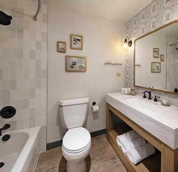 Standard Room, 1 King Bed, Patio