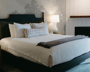 Standard Room, 1 King Bed, Patio