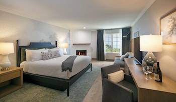 Standard Room, 1 King Bed, Accessible, Fireplace
