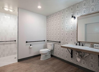 Standard Room, 1 King Bed, Accessible, Fireplace
