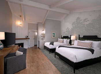Standard Room, 2 Queen Beds, Accessible, Fireplace